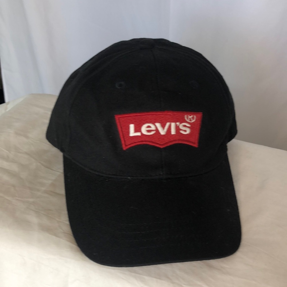 LEVI’S men’s black and red baseball cap. One Size.